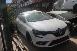 Renault Megane 4 Sağ Ön Kapı Çıkma Orjinal  2016 - 2019